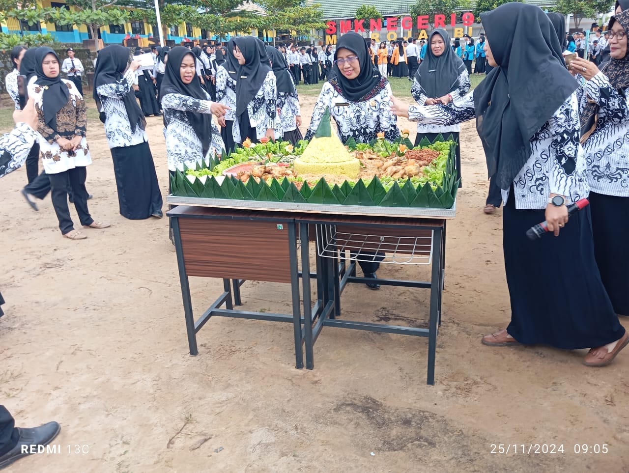 Pemotongan Tumpeng Hari Guru