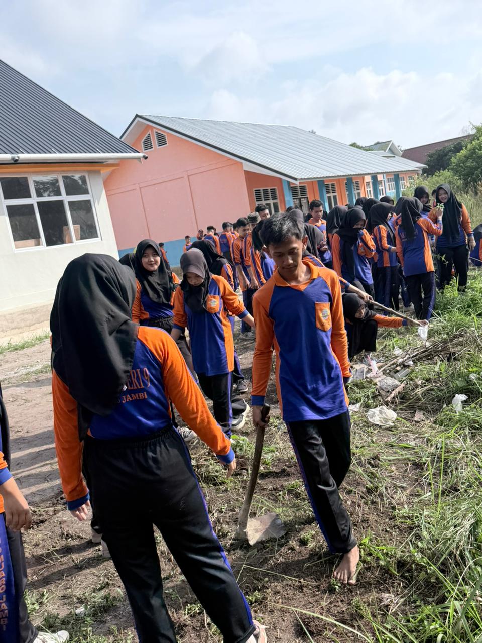 Gotong Royong Membersihkan Halaman Parkir